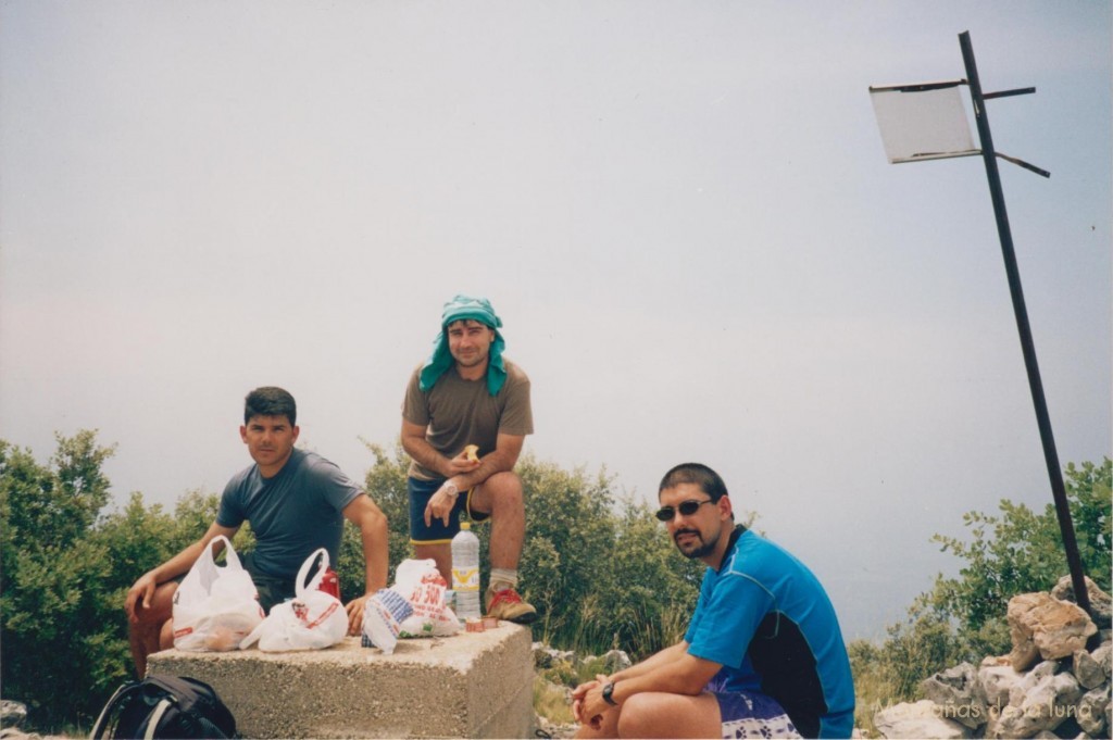 De izquierda a derecha: Quique, Joaquín y Jesús en la cima de La Safor, 1.013 mts.